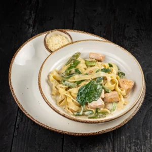 Bandnudeln mit Lachs